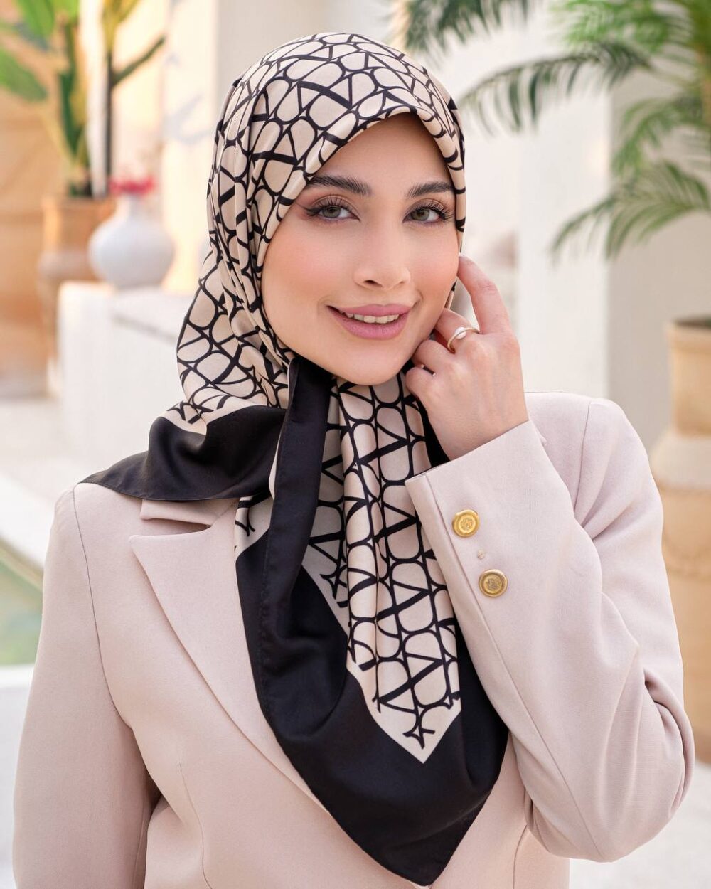 روسری کجراه ابریشم طرح Valentino کرم کاریان سرمدل از جلو