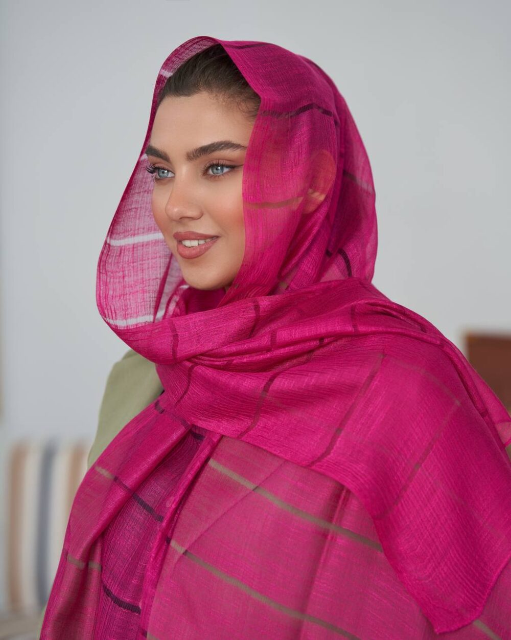 شال ویسکوز میله‌ای لمه سرخابی کاریان روی سر مدل نزدیک