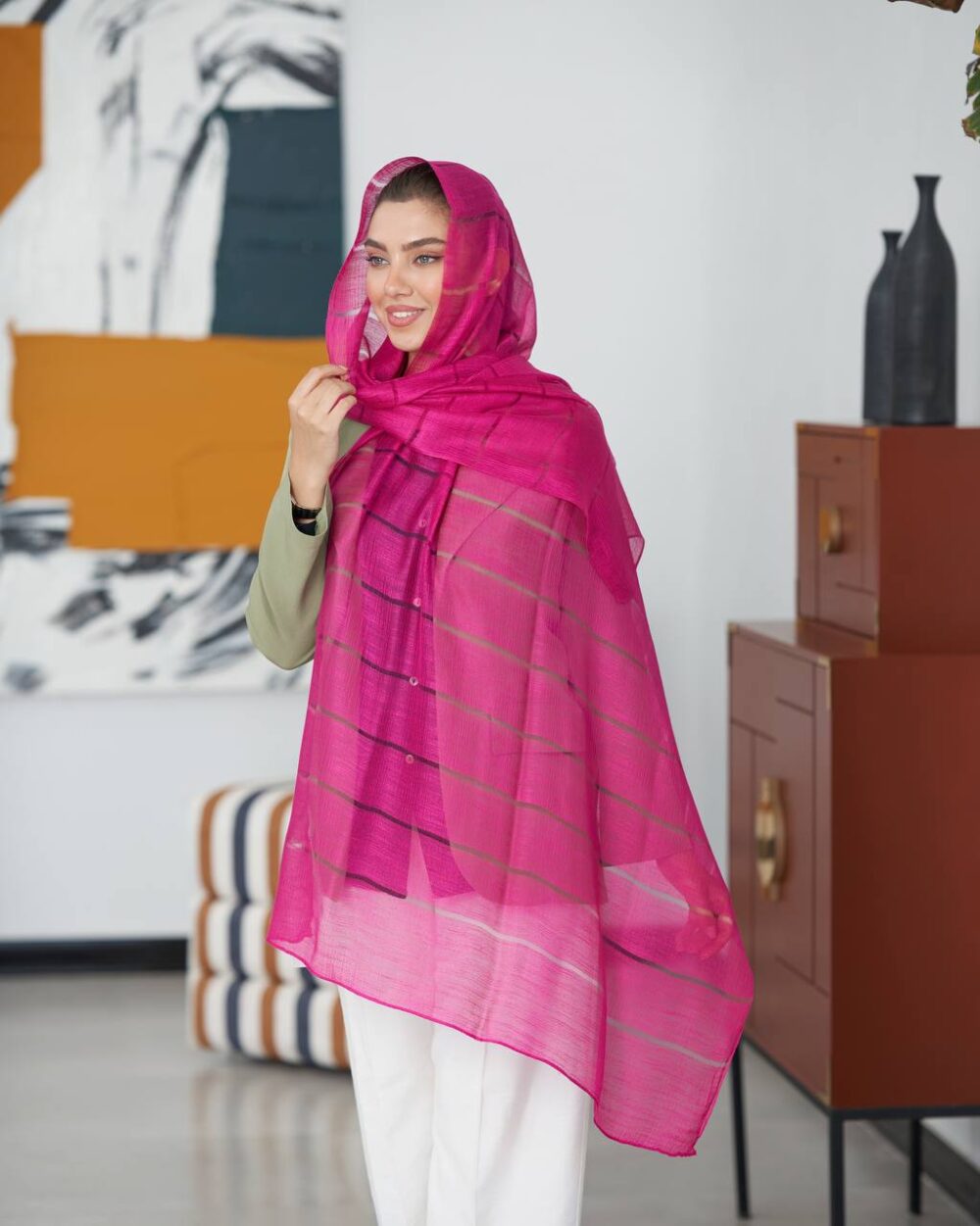 شال ویسکوز میله‌ای لمه سرخابی کاریان روی سر مدل ایستاده
