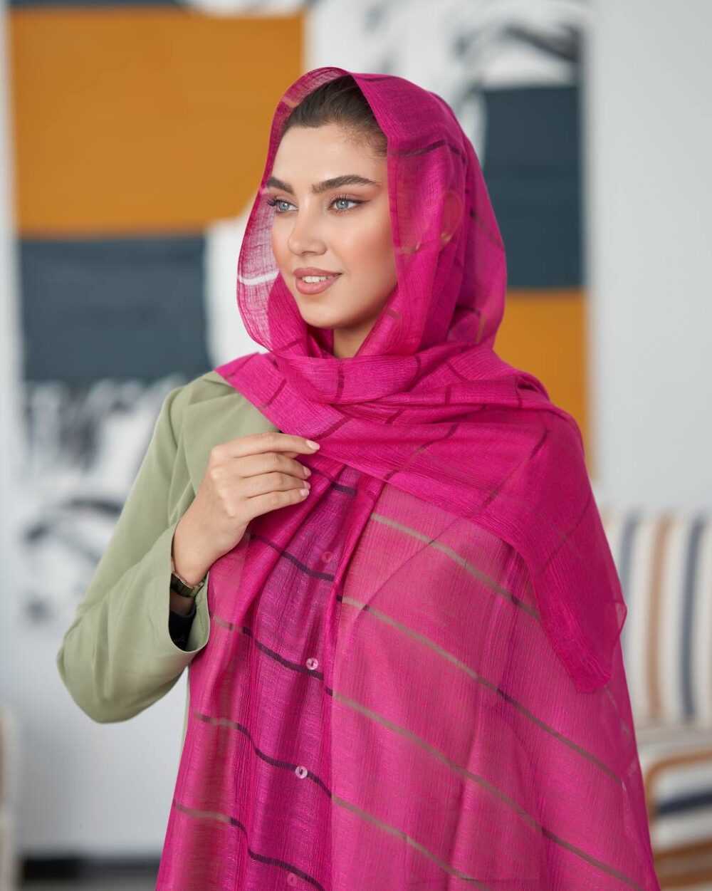 شال ویسکوز میله‌ای لمه سرخابی کاریان روی سر مدل از بقل