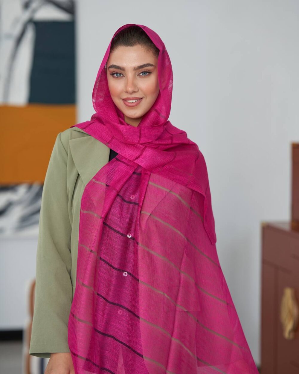 شال ویسکوز میله‌ای لمه سرخابی کاریان روی سر مدل