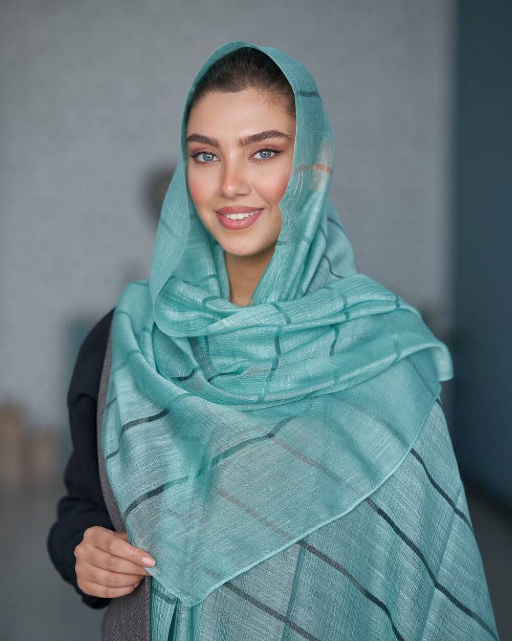 شال ویسکوز میله‌ای لمه سبزآبی کاریان روی سر مدل