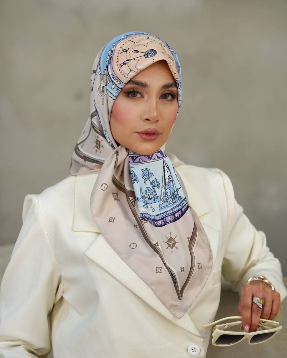 روسری ابریشم دور دستدوز طرح ال وی کرم آبی سرمدل