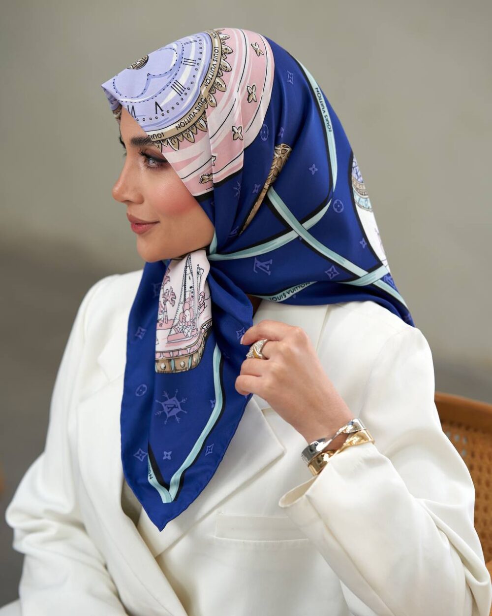 روسری ابریشم دور دستدوز طرح ال وی سرمه‌ای