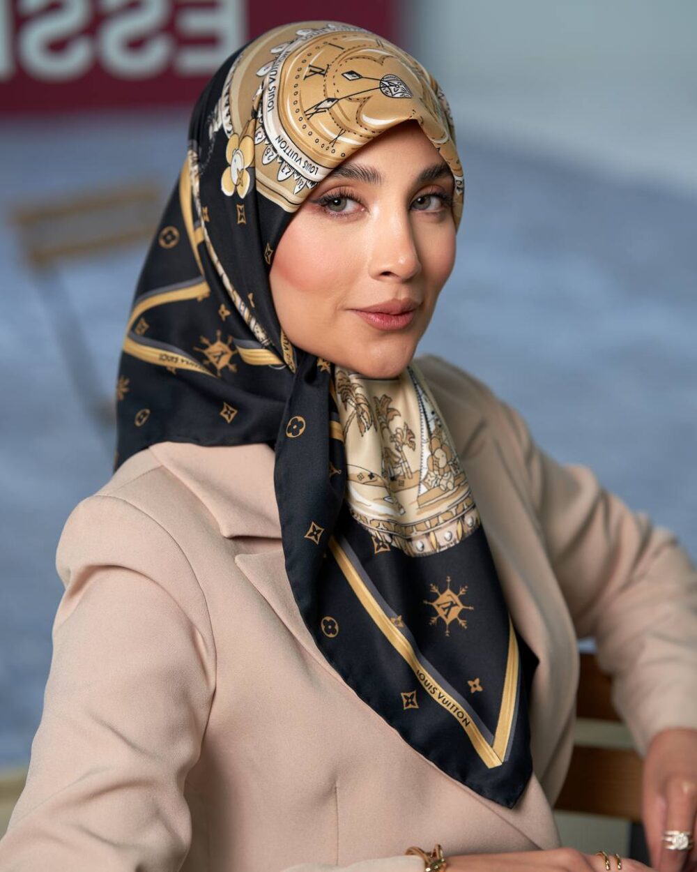 روسری ابریشم دور دستدوز طرح ال وی مشکی سرمدل