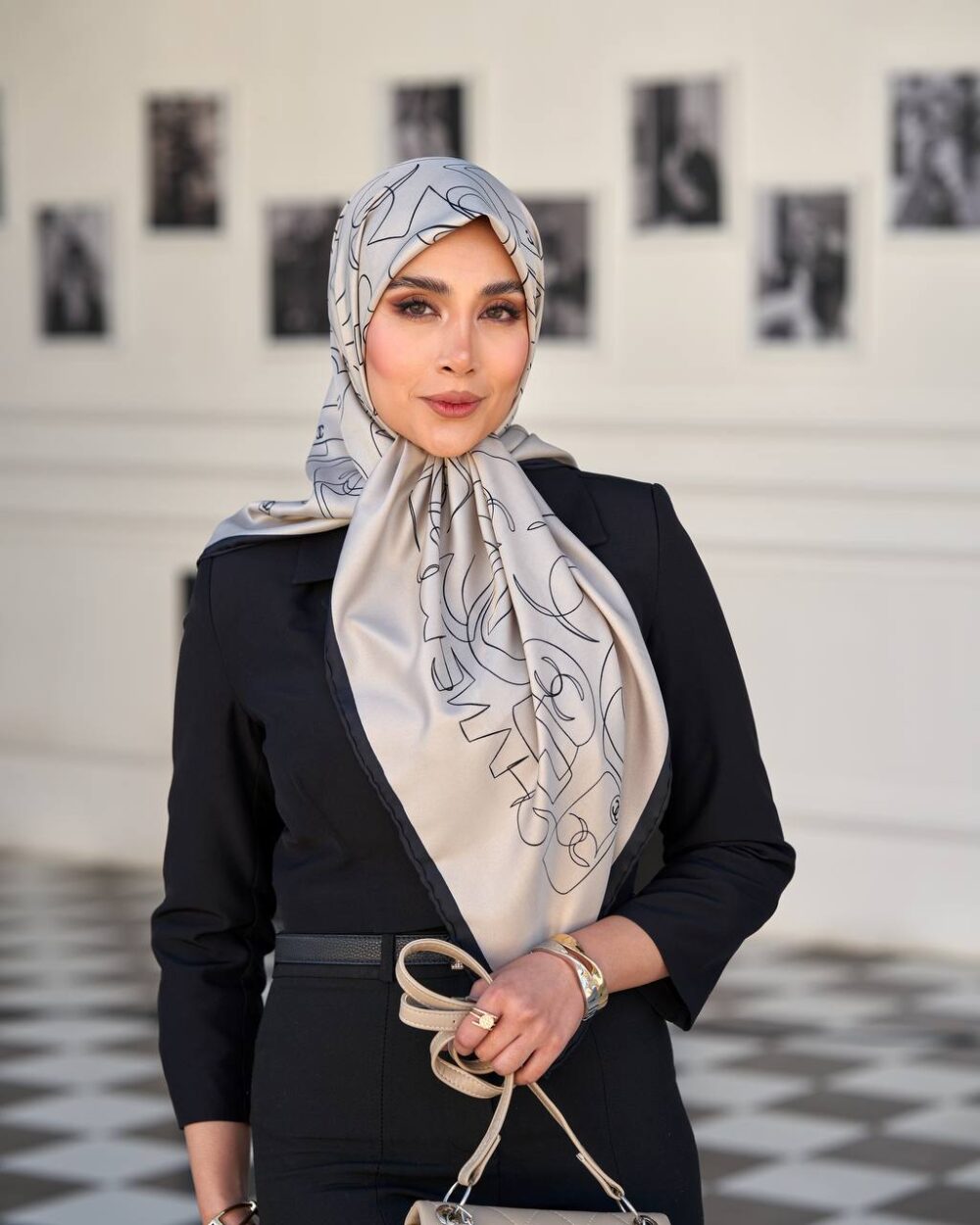 روسری ابریشم دور دستدوز طرح شانل کرم سر مدل
