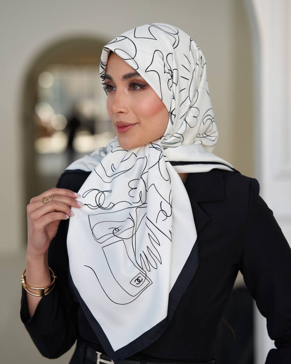 روسری ابریشم دور دستدوز طرح شانل سفید سر مدل