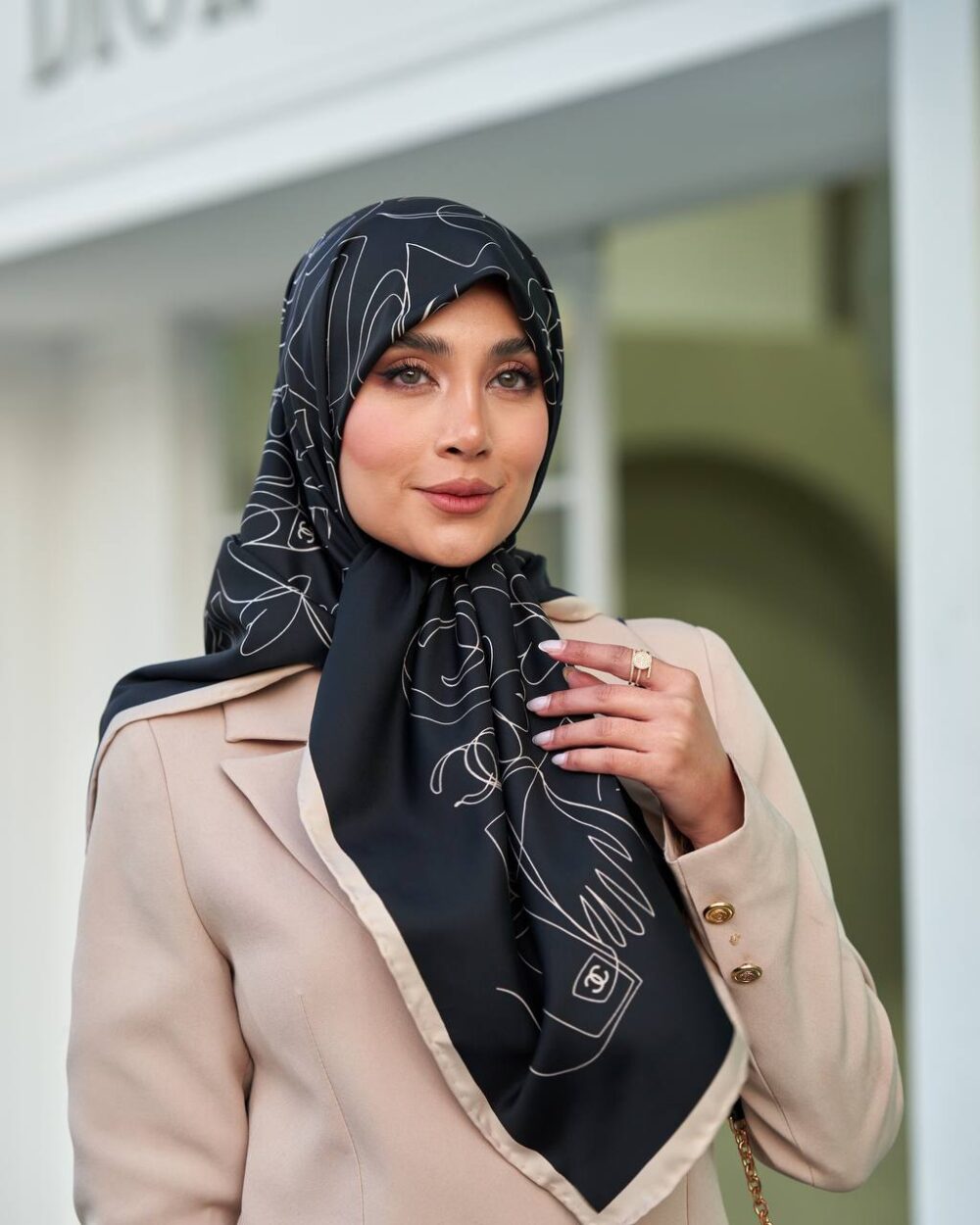 روسری ابریشم دور دستدوز طرح شانل مشکی کرم سر مدل
