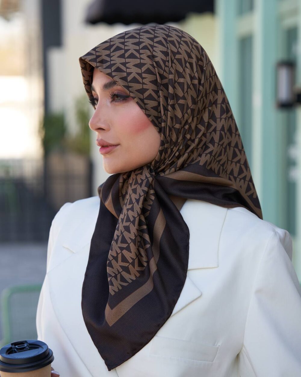 روسری ابریشم دور دستدوز طرح مایکل کورس قهوه‌ای سر مدل