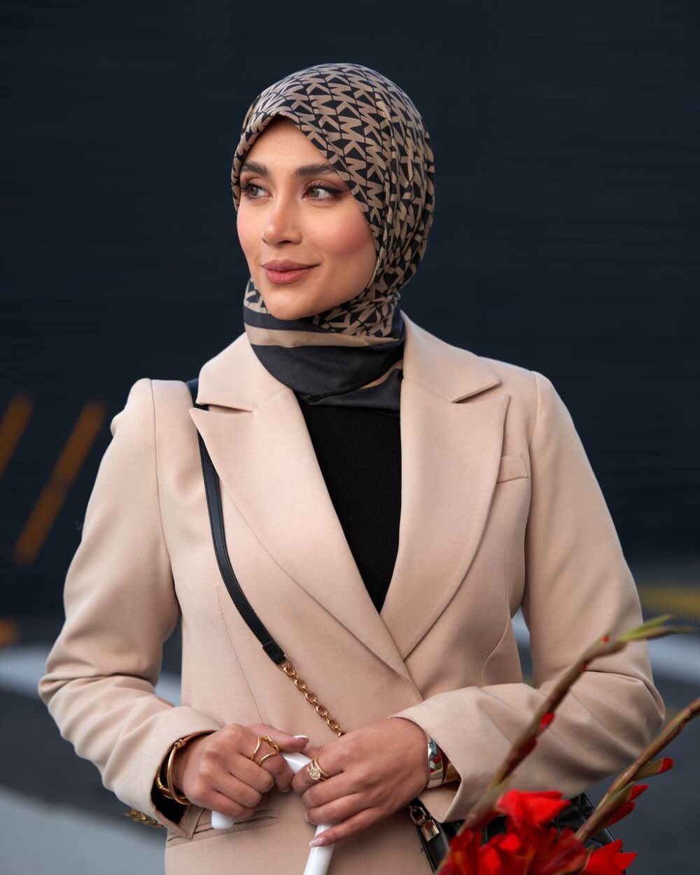 روسری ابریشم دور دستدوز طرح مایکل کورس مشکی کرم